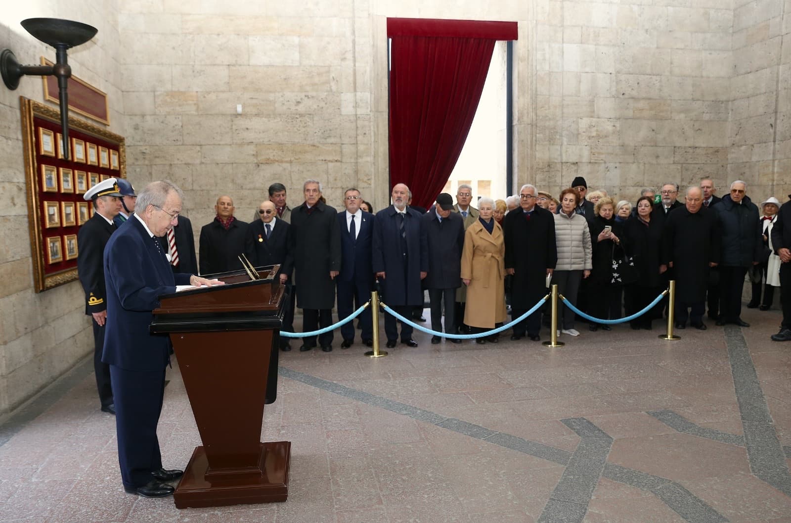 Anıtkabir'de Şeref Defteri'nin imzalandığı tören; kürsüde defteri imzalayan dernek temsilcisi, arkada sıralanmış dernek üyeleri