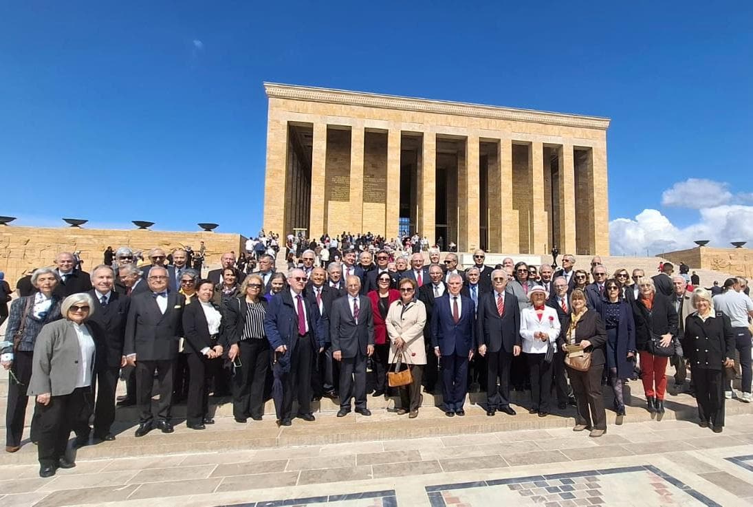 Dernek üyeleri Anıtkabir'de, Anıt Blok'un merdivenleri önünde toplu fotoğrafta
