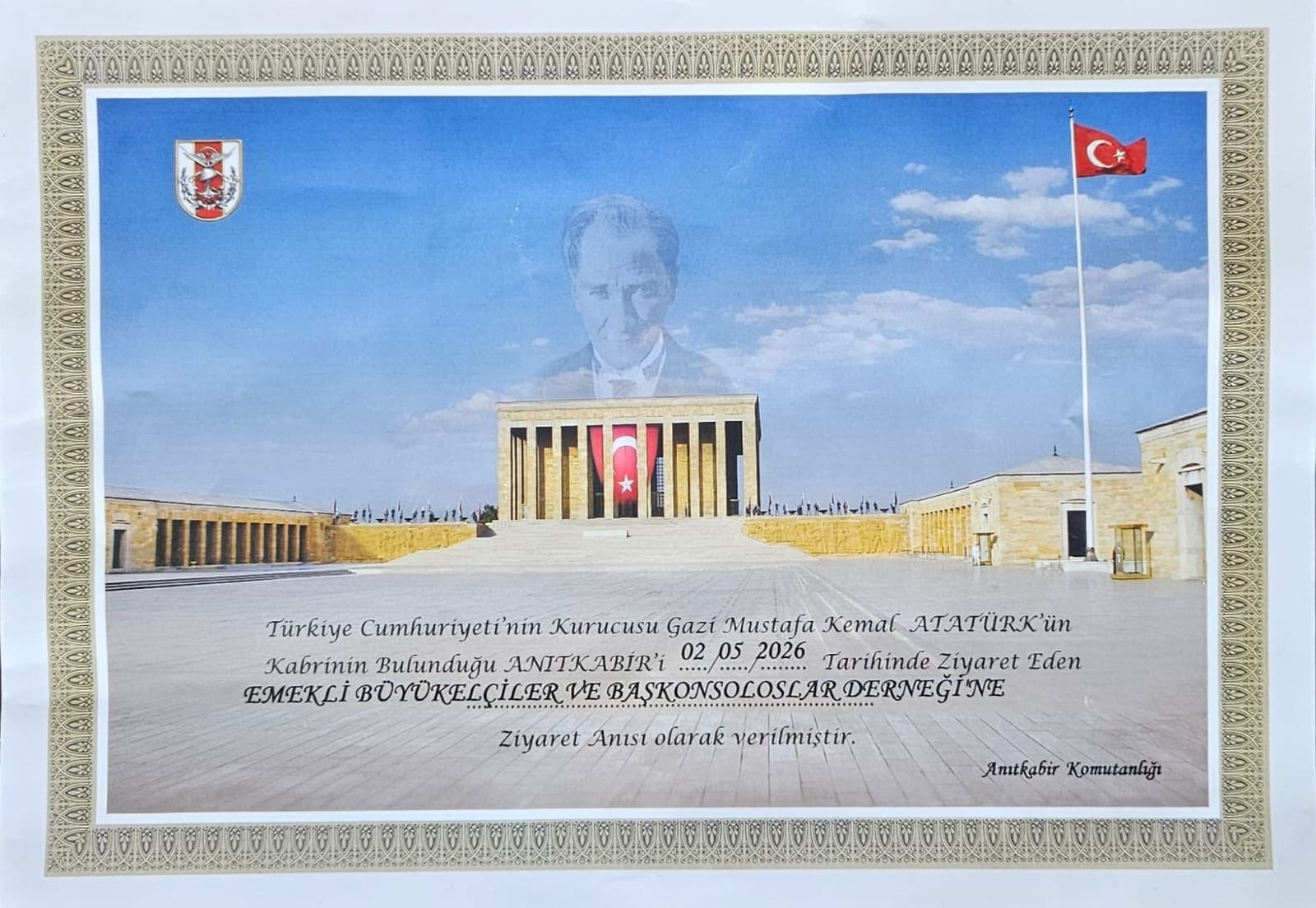 Anıtkabir Komutanlığı tarafından 2 Mayıs 2026 tarihinde Emekli Büyükelçiler ve Başkonsoloslar Derneği'ne verilen ziyaret anısı belgesi